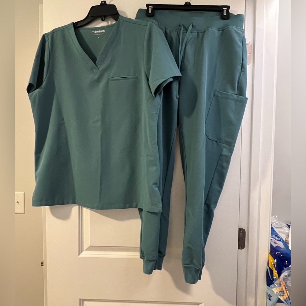 Women’s Mandala L Seafoam Green Scrub Set One Pocket Top and Jogger Bottoms